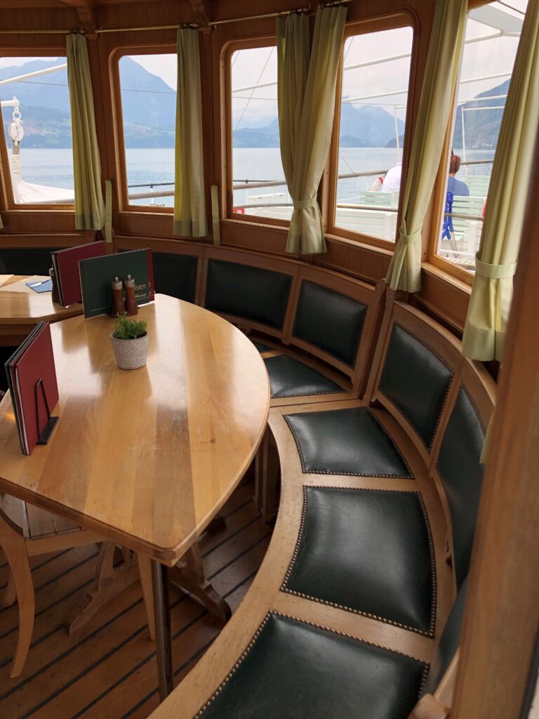 Le fumoir de 1ère classe au pont supérieur du bateau à vapeur Blümlisalp