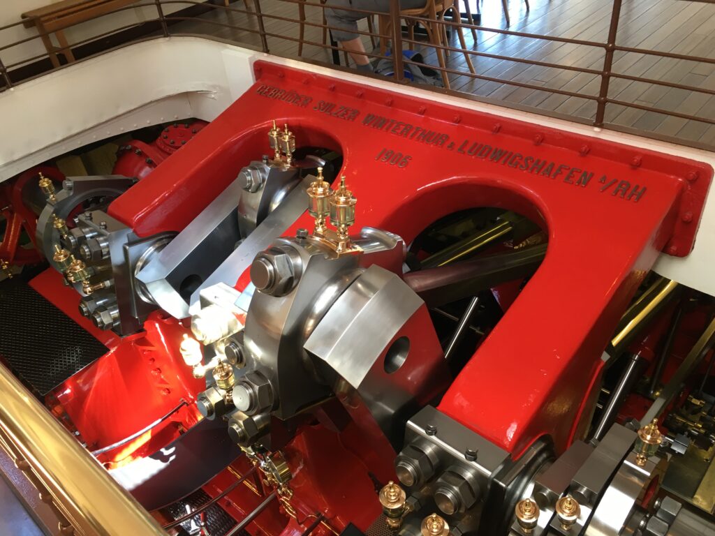 Vue sur la machine Sulzer du bateau à vapeur Schiller