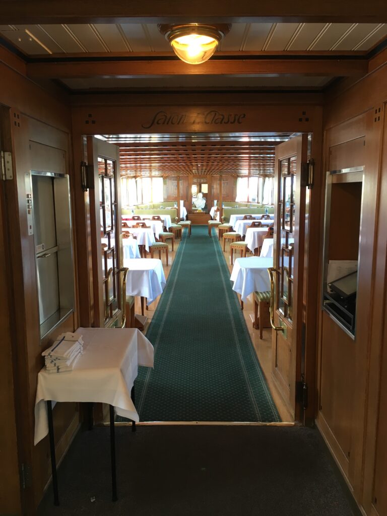 Vue sur le salon de 1ère classe du bateau à vapeur Schiller