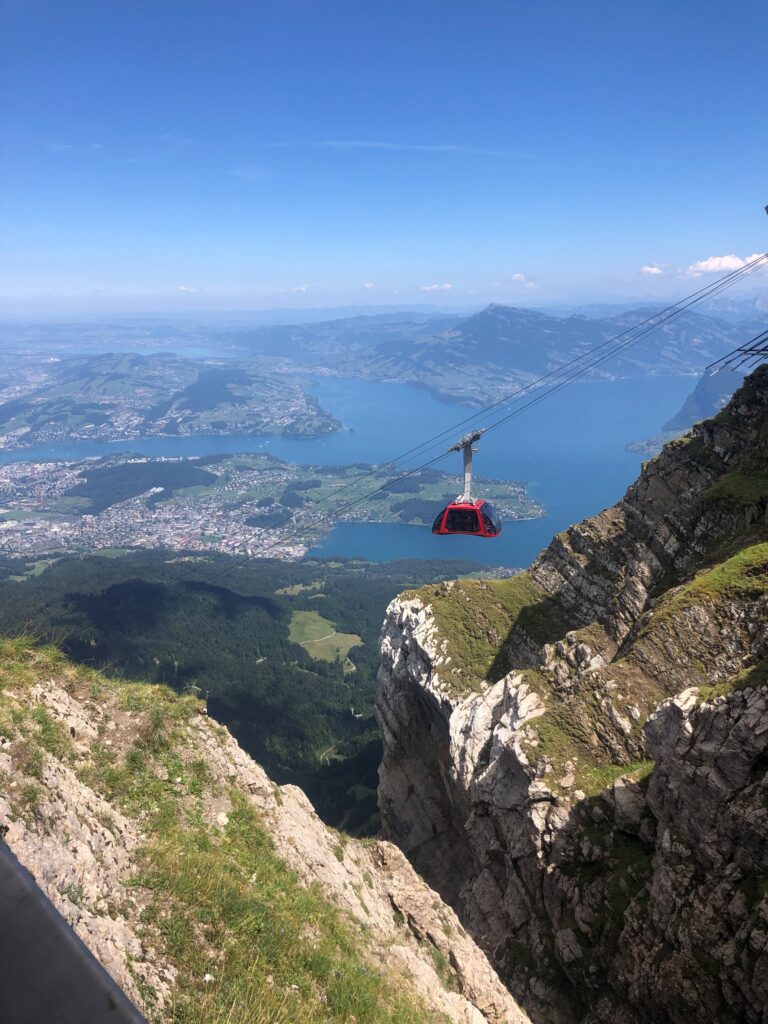 Panorama depuis le Pilatus Kulm avec le téléphérique