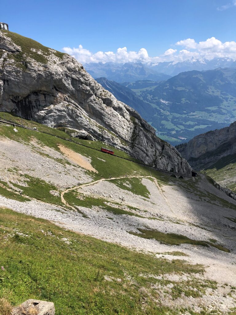 Vue du train à crémaillère le plus raide du monde