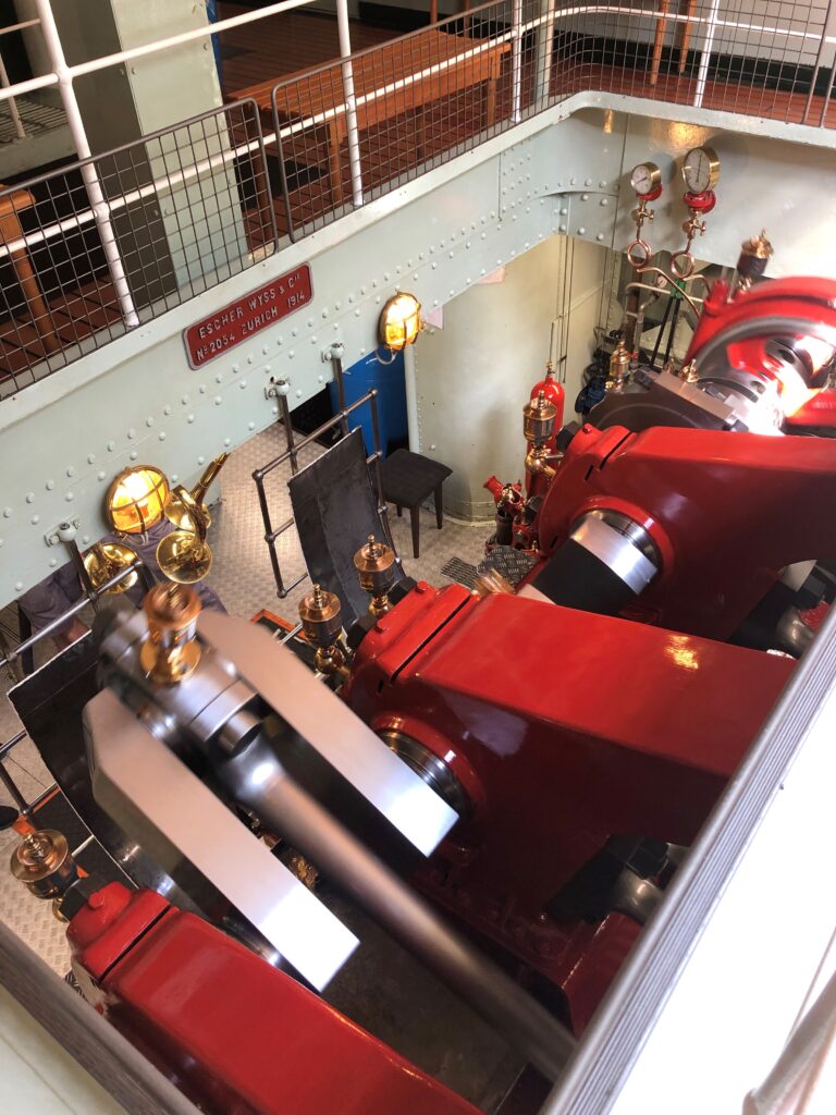 Vue sur la machine à vapeur du Lötschberg