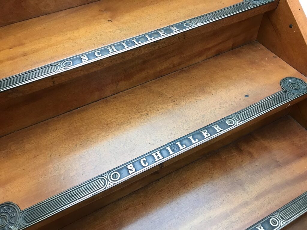 Détail de l'escalier principal du Schiller