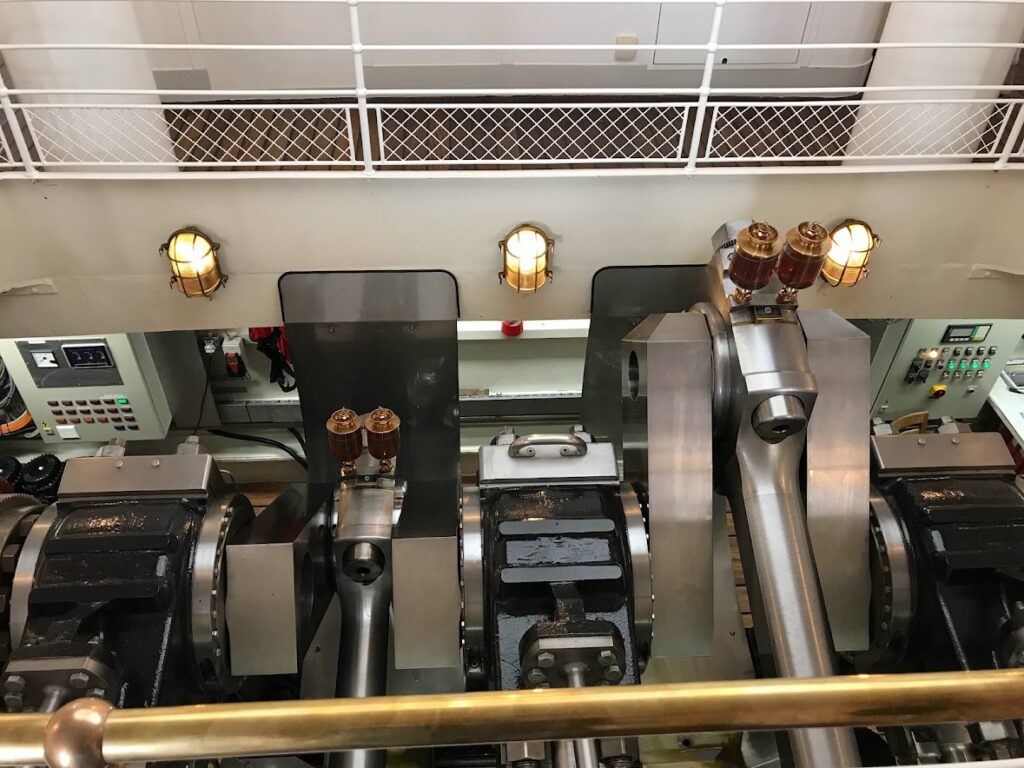 SS MONTREUX Vue sur la machine à vapeur