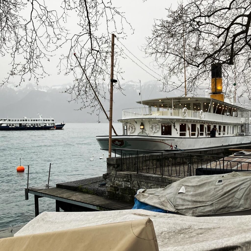 Le bateau LÉMAN arrive pour remorquer le SIMPLON à Lausanne