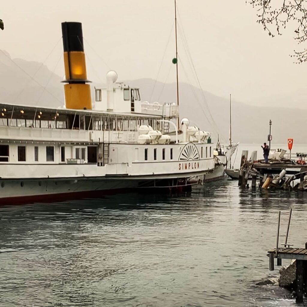 Doucement, le SIMPLON s'arrache au ponton dans lequel il est venu s'encastrer